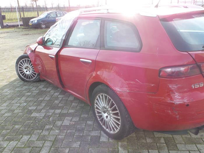 Alfa Romeo 159 Sportwagon 1.9 JTDm 16V Sloopvoertuig (2007, Unikleur, Rood)