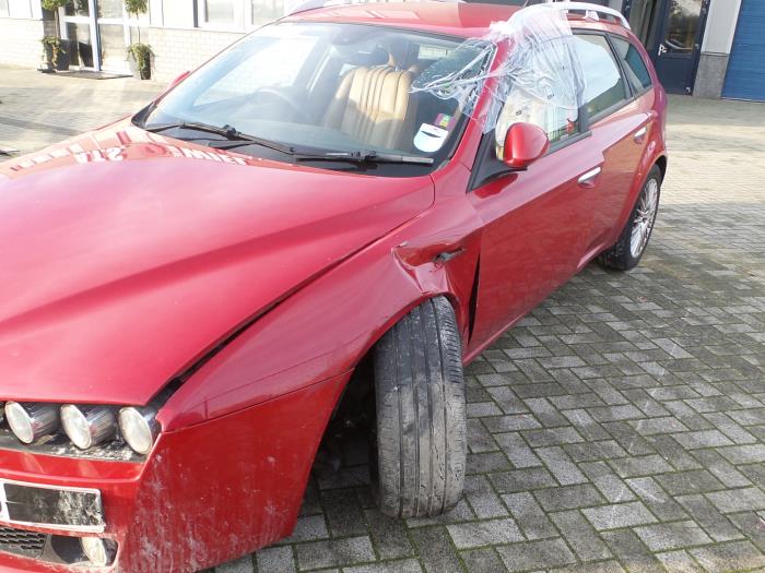 Alfa Romeo 159 Sportwagon 1.9 JTDm 16V Sloopvoertuig (2007, Unikleur, Rood)