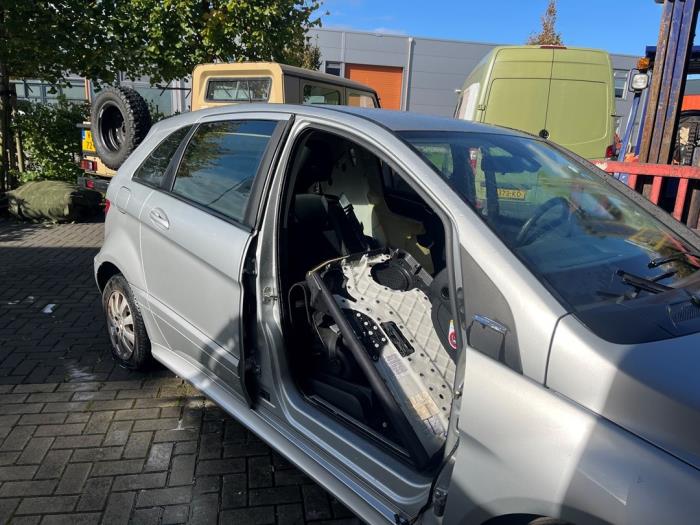 Mercedes B 1.5 B-160 16V Samochód złomowany (2011, Szary)