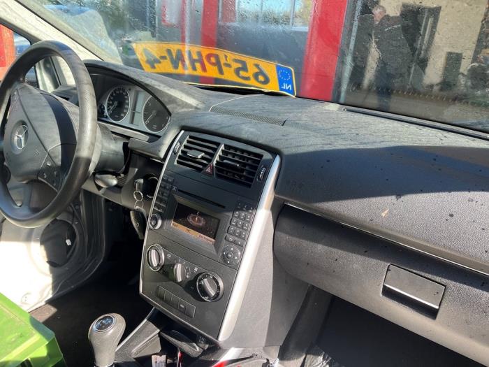 Mercedes B 1.5 B-160 16V Samochód złomowany (2011, Szary)