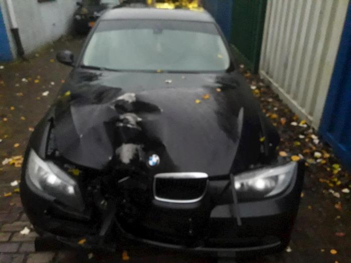 BMW 3 serie 320i 16V Skrotfordon (2006, ZWART)