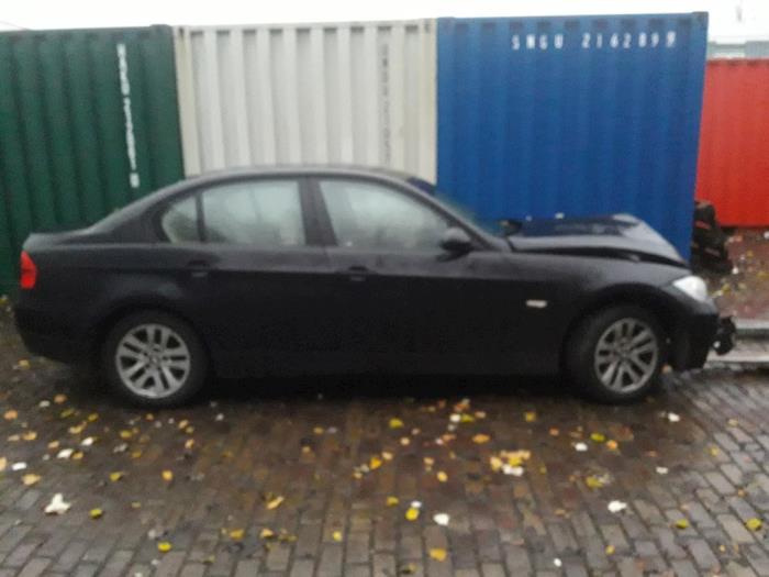 BMW 3 serie 320i 16V Skrotfordon (2006, ZWART)