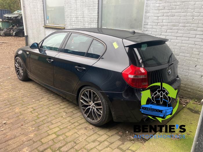 BMW 1 serie 120d 16V Skrotfordon (2008, ZWART)