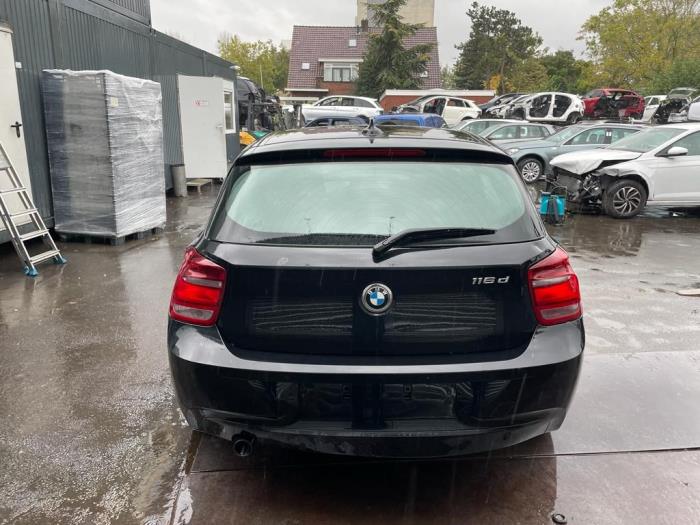 BMW 1 serie 116d 2.0 16V Samochód złomowany (2011, Czarny)