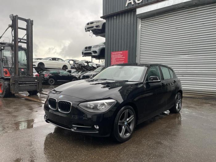 BMW 1 serie 116d 2.0 16V Samochód złomowany (2011, Czarny)