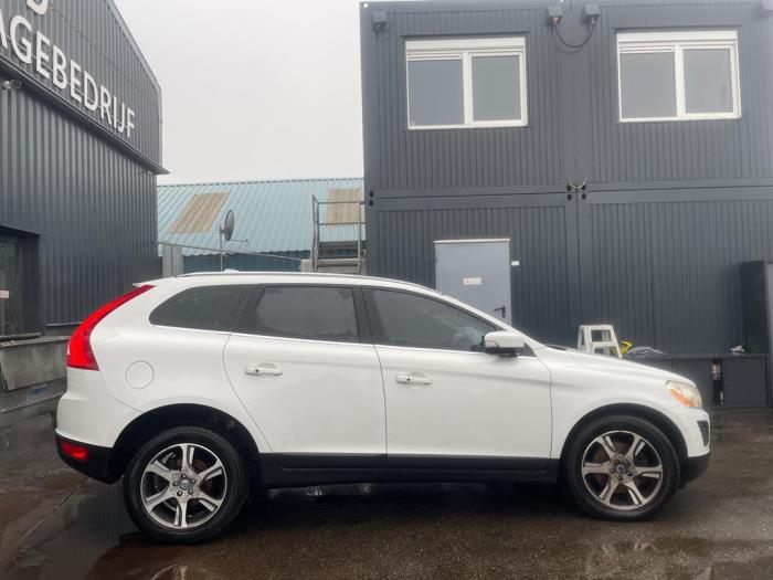Volvo XC60 I 2.0 DRIVe 20V Sloopvoertuig (2011, Metallic, Wit)