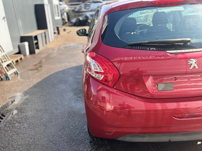 Peugeot 208 I 1.2 Vti 12V PureTech 82 Skrotfordon (2012, ROOD METALLIC ROOD)