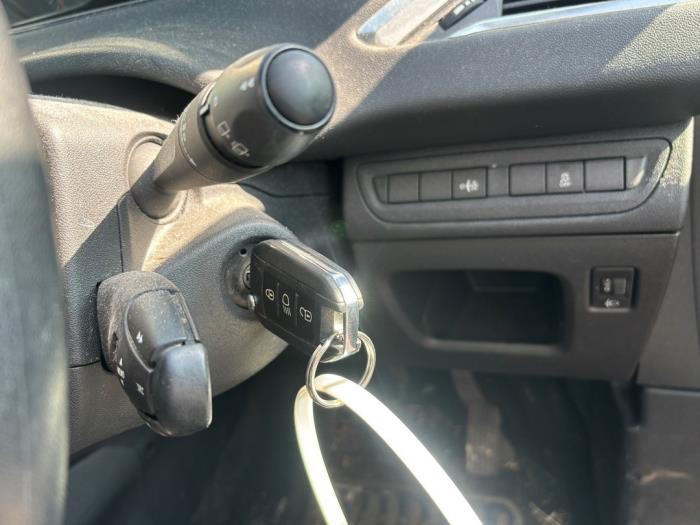 Peugeot 208 I 1.2 Vti 12V PureTech 82 Skrotfordon (2012, ROOD METALLIC ROOD)