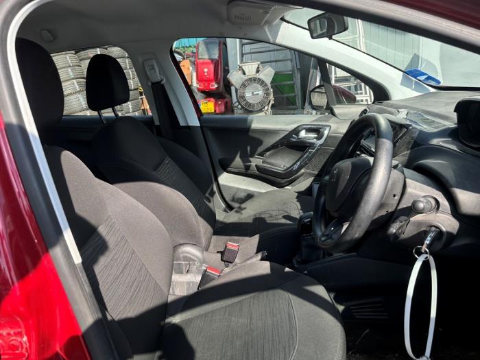 Peugeot 208 I 1.2 Vti 12V PureTech 82 Skrotfordon (2012, ROOD METALLIC ROOD)