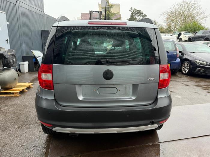 Skoda Yeti 1.2 TSI 16V Schrottauto (2011, Dunkel, Silbergrau)