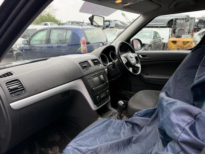 Skoda Yeti 1.2 TSI 16V Schrottauto (2011, Dunkel, Silbergrau)