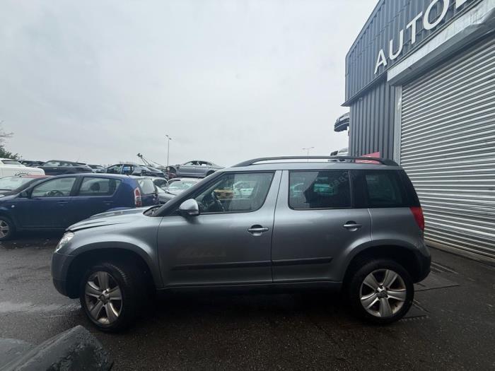 Skoda Yeti 1.2 TSI 16V Schrottauto (2011, Dunkel, Silbergrau)