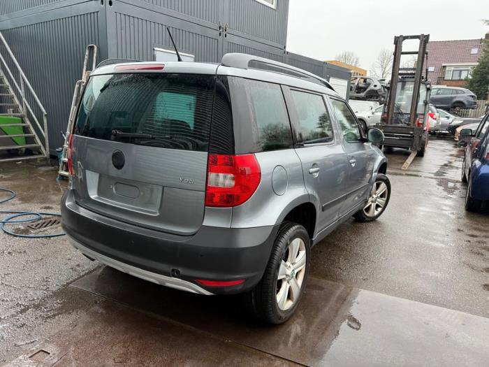 Skoda Yeti 1.2 TSI 16V Schrottauto (2011, Dunkel, Silbergrau)