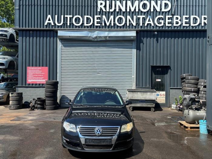 Volkswagen Passat 2.0 FSI 16V Samochód złomowany (2007, Czarny)