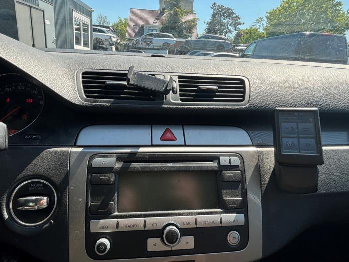 Volkswagen Passat 2.0 FSI 16V Samochód złomowany (2007, Czarny)