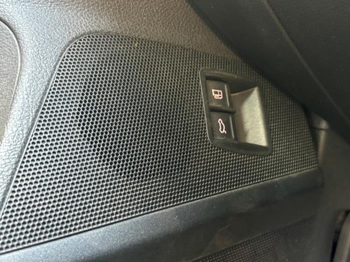 Volkswagen Passat 2.0 FSI 16V Samochód złomowany (2007, Czarny)