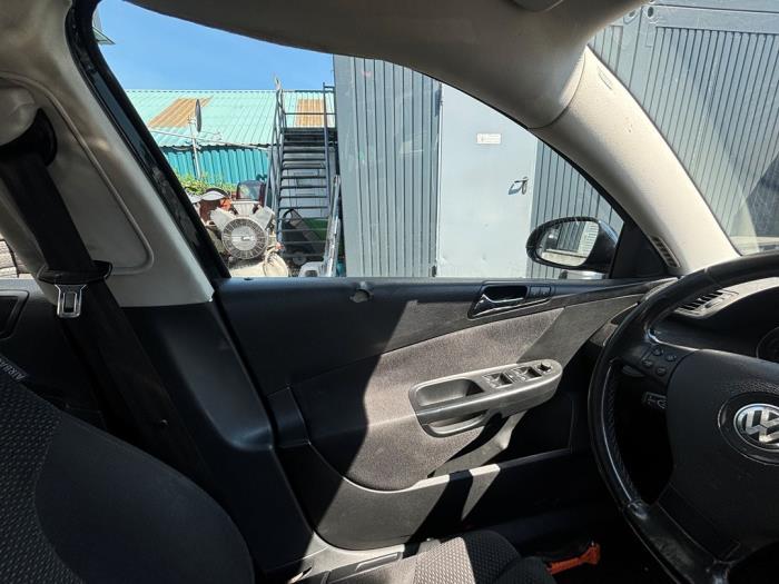 Volkswagen Passat 2.0 FSI 16V Samochód złomowany (2007, Czarny)