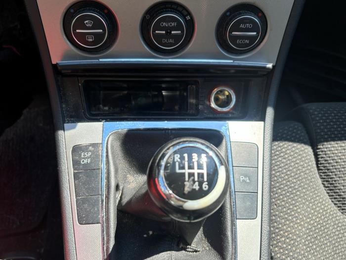 Volkswagen Passat 2.0 FSI 16V Samochód złomowany (2007, Czarny)