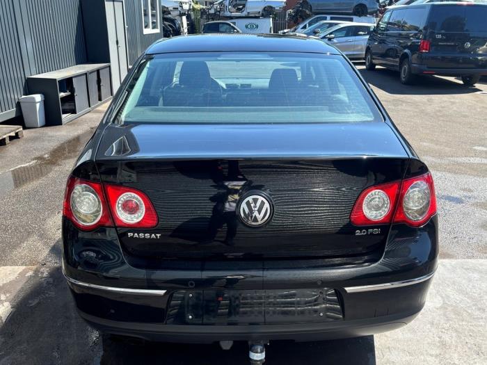 Volkswagen Passat 2.0 FSI 16V Samochód złomowany (2007, Czarny)