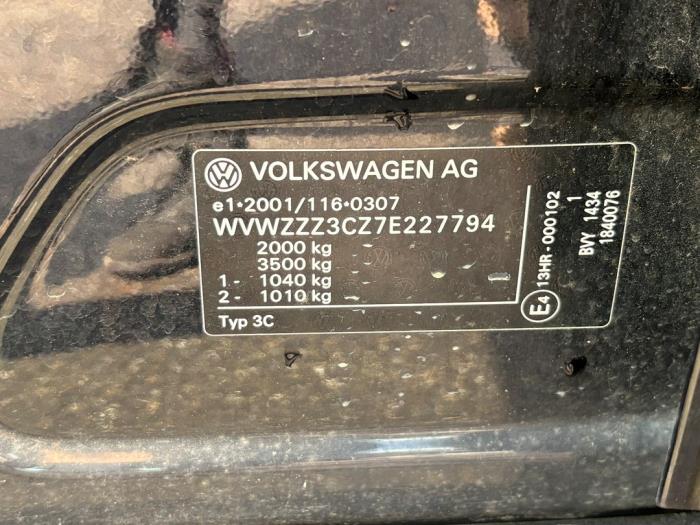 Volkswagen Passat 2.0 FSI 16V Samochód złomowany (2007, Czarny)