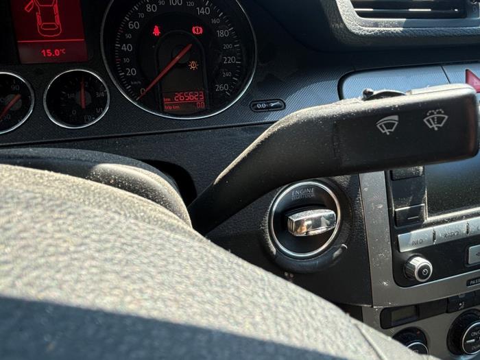 Volkswagen Passat 2.0 FSI 16V Samochód złomowany (2007, Czarny)