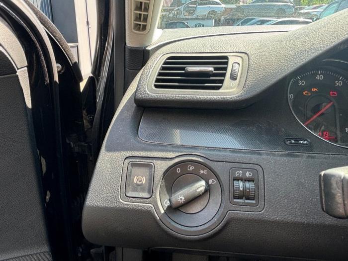 Volkswagen Passat 2.0 FSI 16V Samochód złomowany (2007, Czarny)