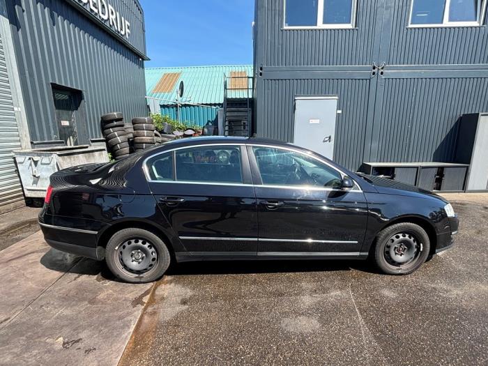 Volkswagen Passat 2.0 FSI 16V Samochód złomowany (2007, Czarny)