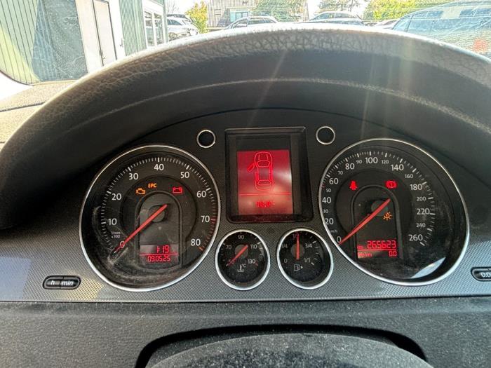 Volkswagen Passat 2.0 FSI 16V Samochód złomowany (2007, Czarny)