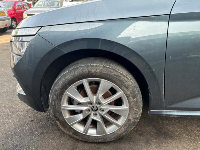 Skoda Kamiq 1.0 TSI 12V Vehículo de desguace (2020, Oscuro, Gris plateado, Gris ratón)