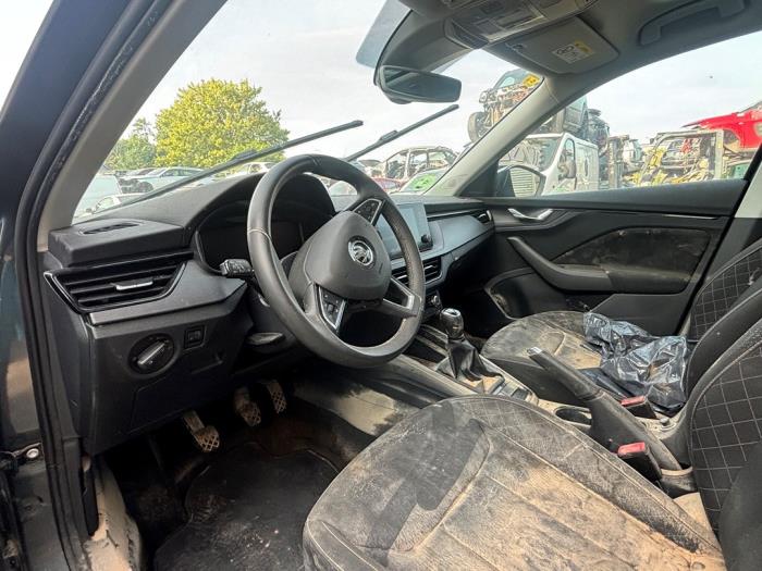 Skoda Kamiq 1.0 TSI 12V Vehículo de desguace (2020, Oscuro, Gris plateado, Gris ratón)