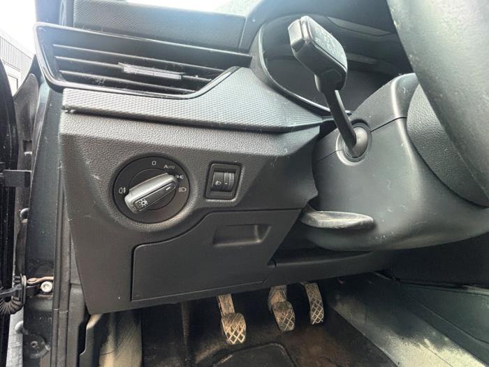 Skoda Kamiq 1.0 TSI 12V Vehículo de desguace (2020, Oscuro, Gris plateado, Gris ratón)