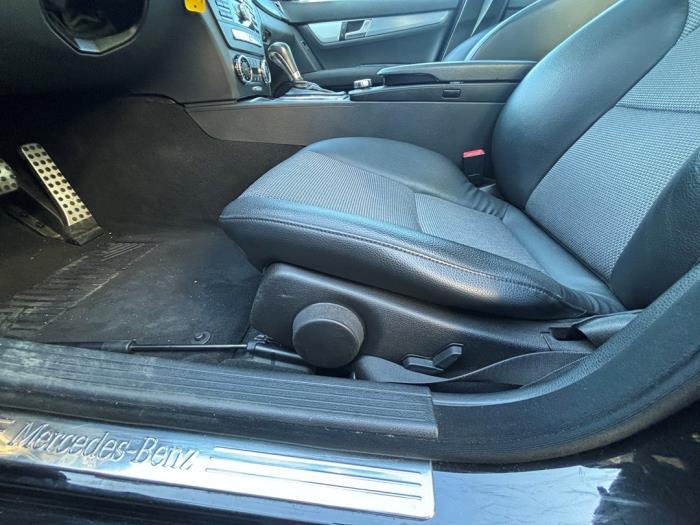 Mercedes C 1.8 C-180 CGI 16V Samochód złomowany (2011, Czarny)