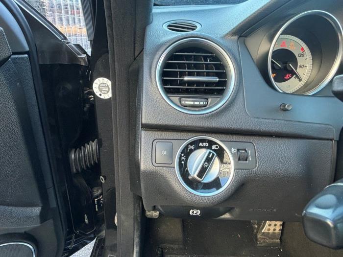 Mercedes C 1.8 C-180 CGI 16V Samochód złomowany (2011, Czarny)