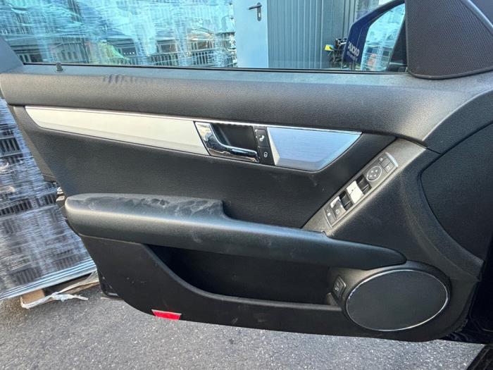 Mercedes C 1.8 C-180 CGI 16V Samochód złomowany (2011, Czarny)