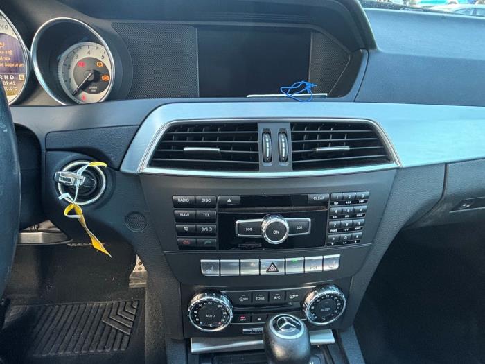 Mercedes C 1.8 C-180 CGI 16V Samochód złomowany (2011, Czarny)