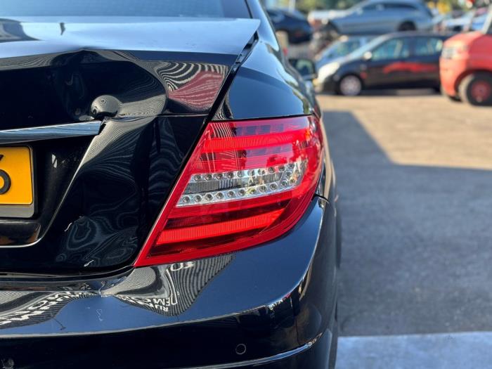 Mercedes C 1.8 C-180 CGI 16V Samochód złomowany (2011, Czarny)