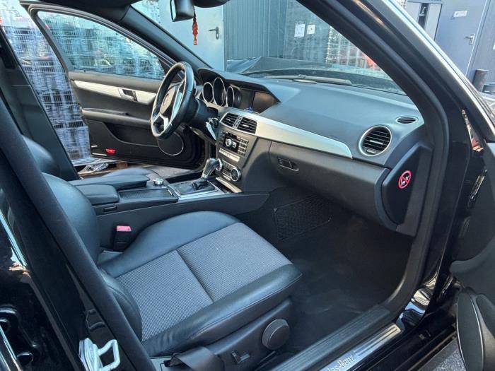 Mercedes C 1.8 C-180 CGI 16V Samochód złomowany (2011, Czarny)