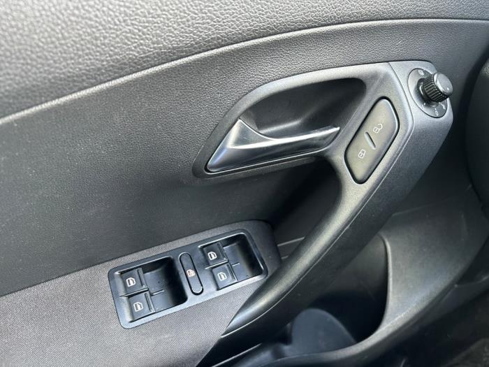 Volkswagen Polo V 1.2 TDI 12V BlueMotion Samochód złomowany (2011, Niebieski)