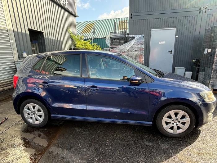 Volkswagen Polo V 1.2 TDI 12V BlueMotion Samochód złomowany (2011, Niebieski)