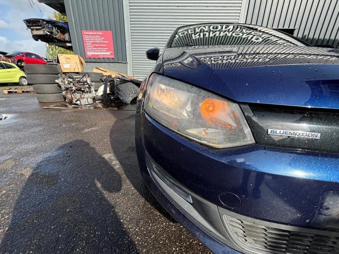 Volkswagen Polo V 1.2 TDI 12V BlueMotion Samochód złomowany (2011, Niebieski)