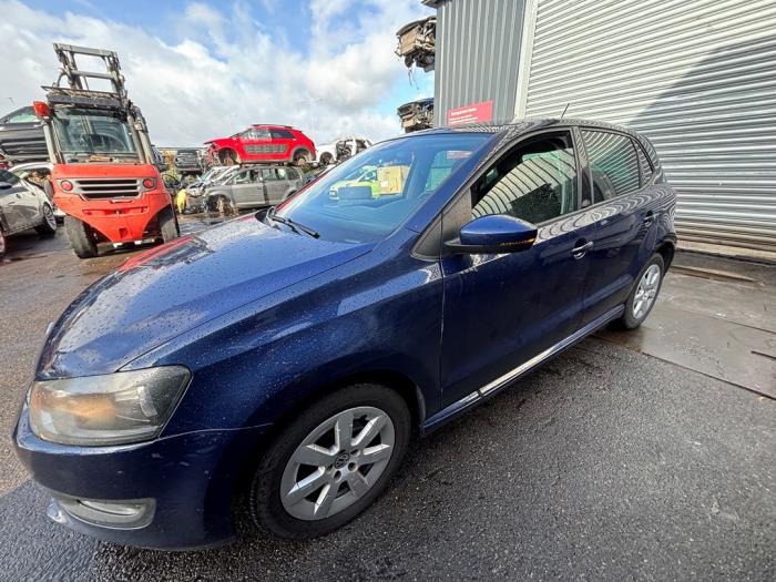Volkswagen Polo V 1.2 TDI 12V BlueMotion Samochód złomowany (2011, Niebieski)