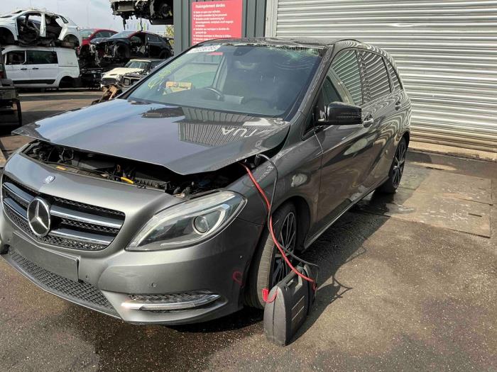 Mercedes B 1.8 B-180 CDI BlueEFFICIENCY 16V Épave (2013, Gris, Gris souris)