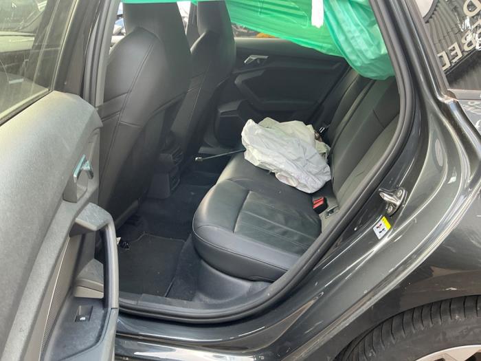 Audi A3 Sportback 1.0 30 TFSI 12V Vehículo de desguace (2021, Oscuro, Metálico, Gris plateado, Gris ratón)