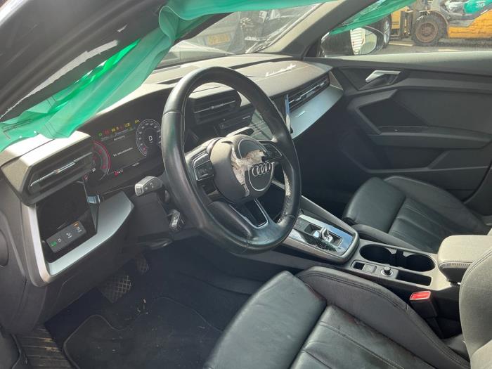 Audi A3 Sportback 1.0 30 TFSI 12V Vehículo de desguace (2021, Oscuro, Metálico, Gris plateado, Gris ratón)