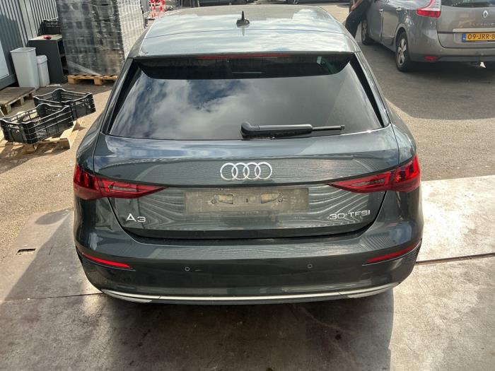 Audi A3 Sportback 1.0 30 TFSI 12V Vehículo de desguace (2021, Oscuro, Metálico, Gris plateado, Gris ratón)