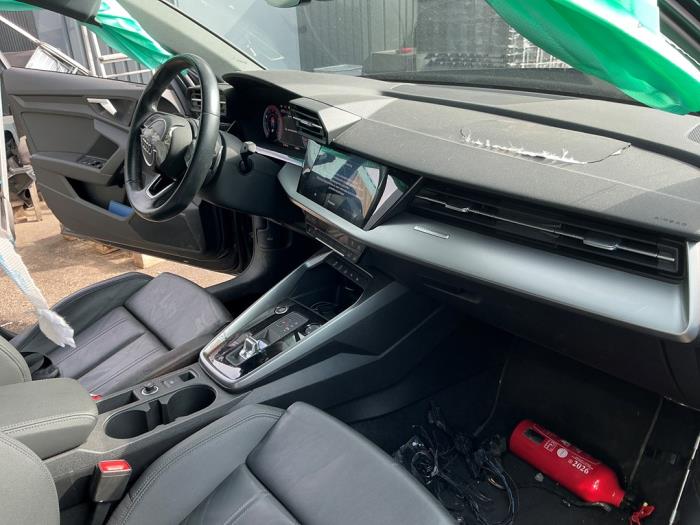 Audi A3 Sportback 1.0 30 TFSI 12V Vehículo de desguace (2021, Oscuro, Metálico, Gris plateado, Gris ratón)