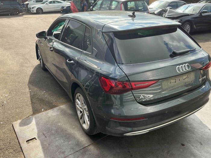 Audi A3 Sportback 1.0 30 TFSI 12V Vehículo de desguace (2021, Oscuro, Metálico, Gris plateado, Gris ratón)