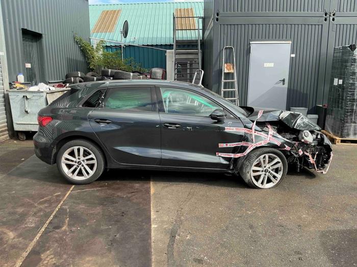 Audi A3 Sportback 1.0 30 TFSI 12V Vehículo de desguace (2021, Oscuro, Metálico, Gris plateado, Gris ratón)