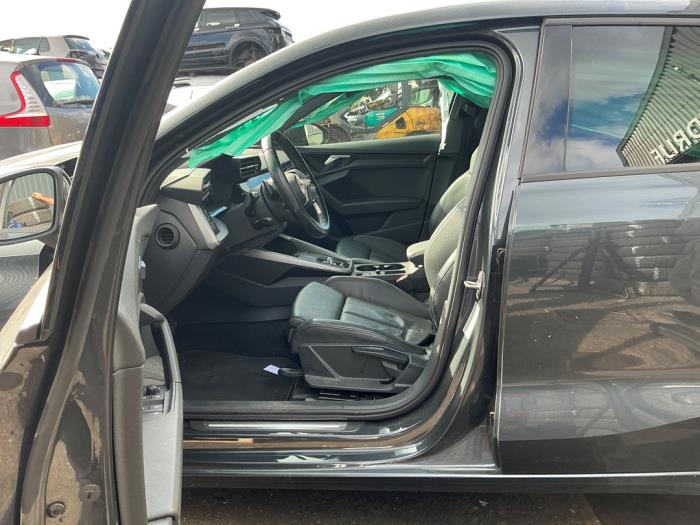 Audi A3 Sportback 1.0 30 TFSI 12V Vehículo de desguace (2021, Oscuro, Metálico, Gris plateado, Gris ratón)