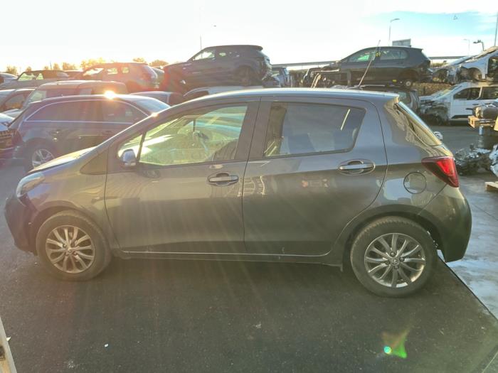 Toyota Yaris III 1.33 16V Dual VVT-I Sloopvoertuig (2016, Grijs, Muisgrijs)